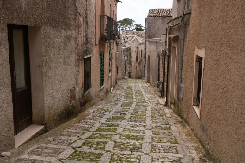 Visitare Erice fuori stagione: il borgo autentico che i turisti non vedono